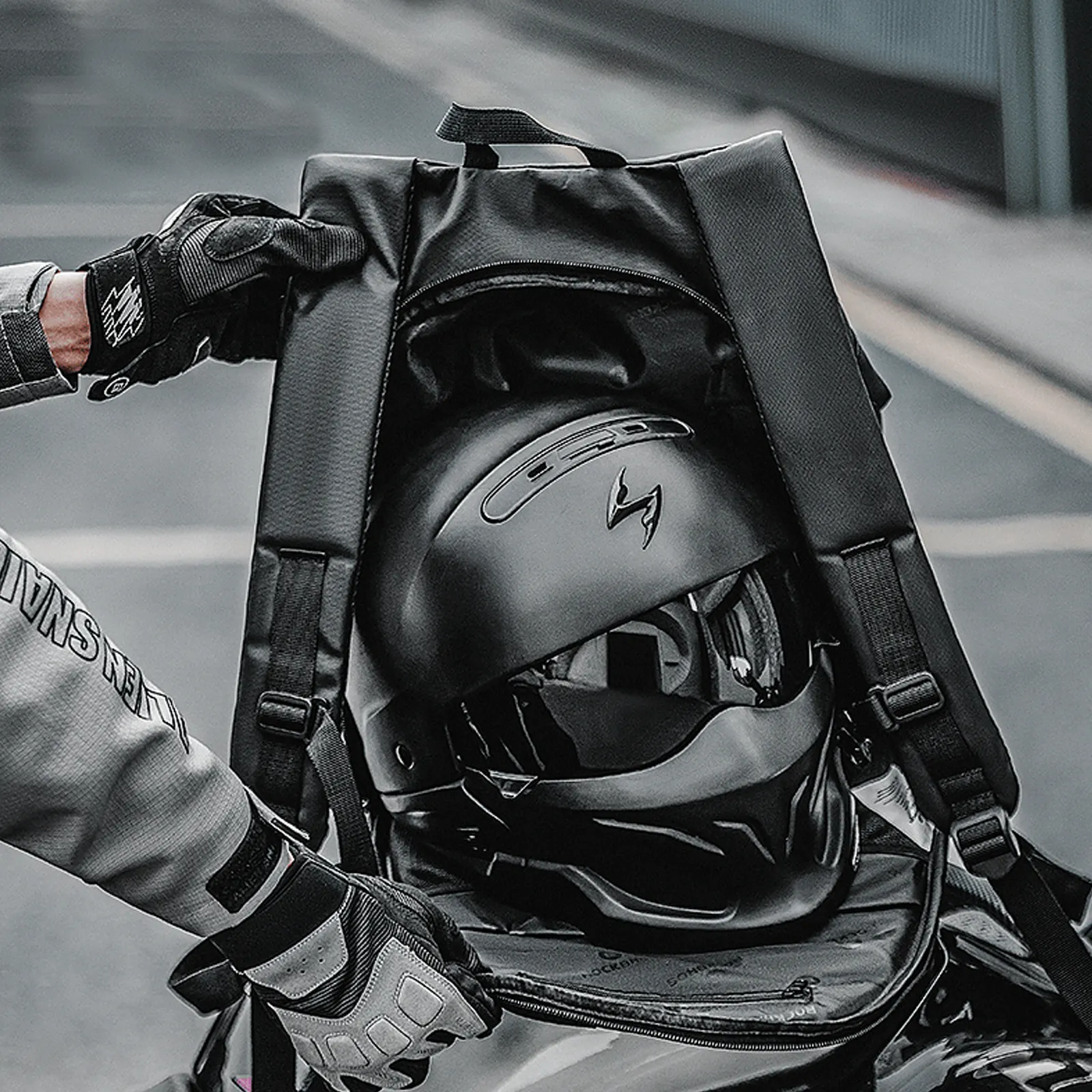 Double-Layer Motorcycle Riding Backpack with Helmet Storage 14.5L - Image 5