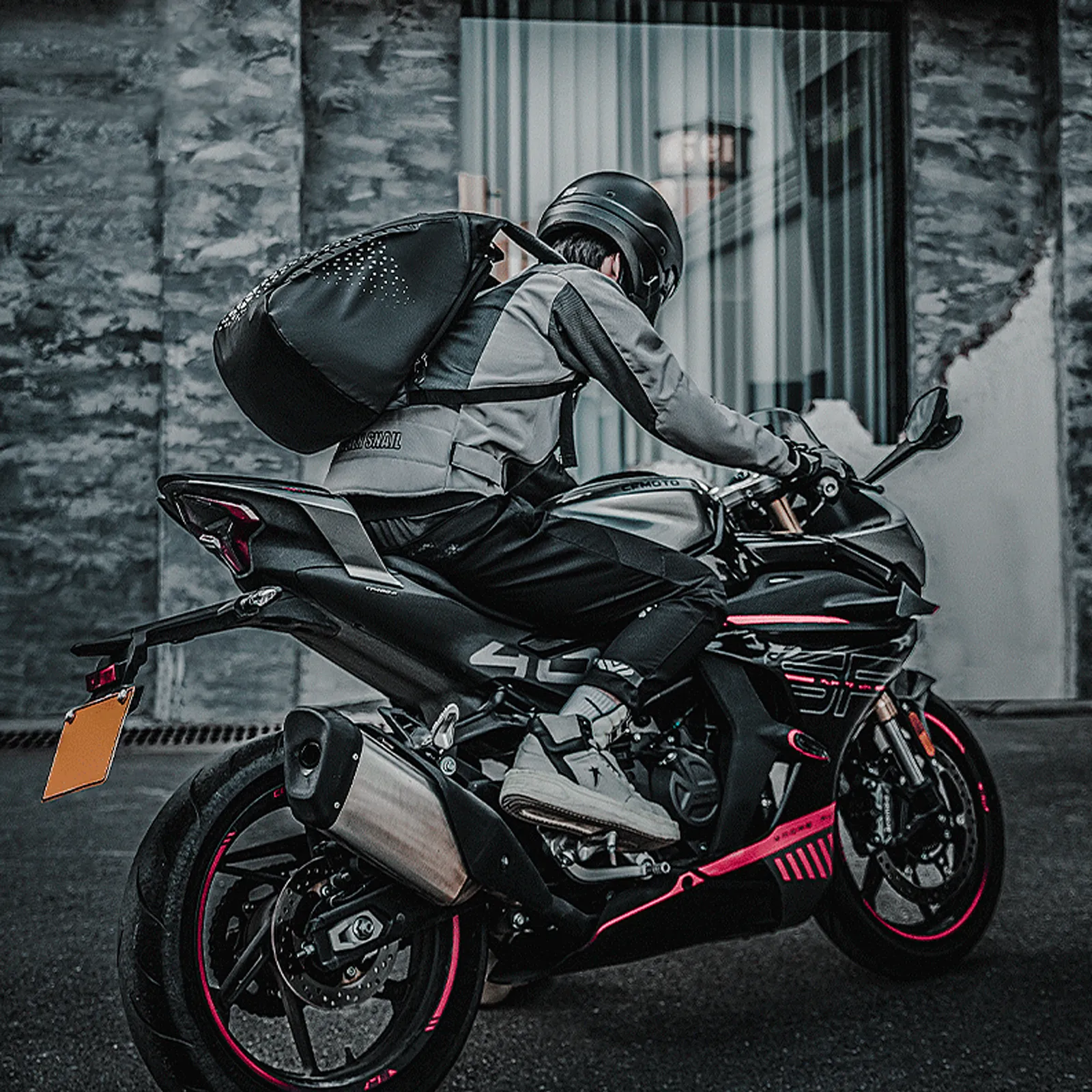 Double-Layer Motorcycle Riding Backpack with Helmet Storage 14.5L - Image 6