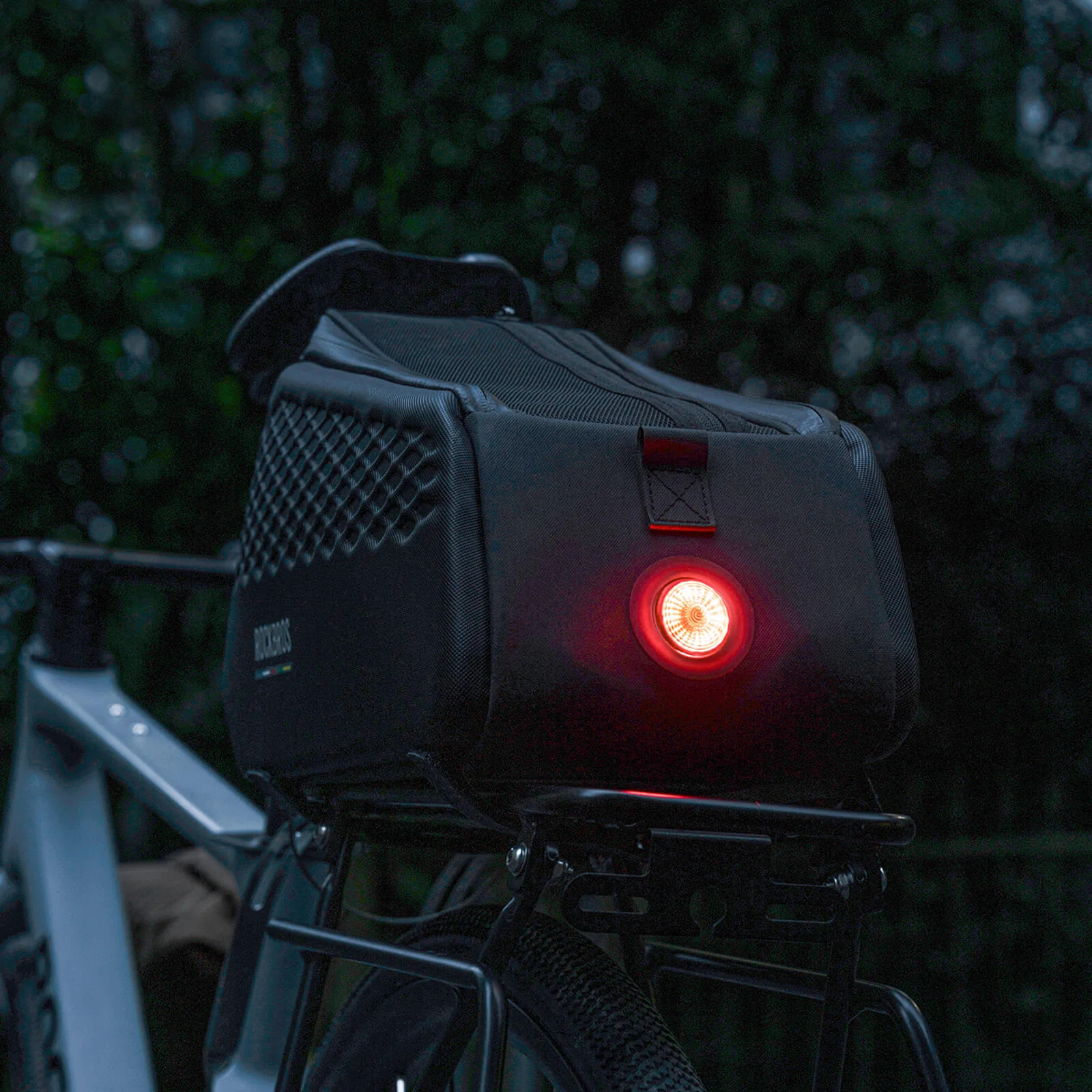 Durable 3-Digit Lock Bicycle Rear Rack Bag with LED Taillight 7L - Image 7