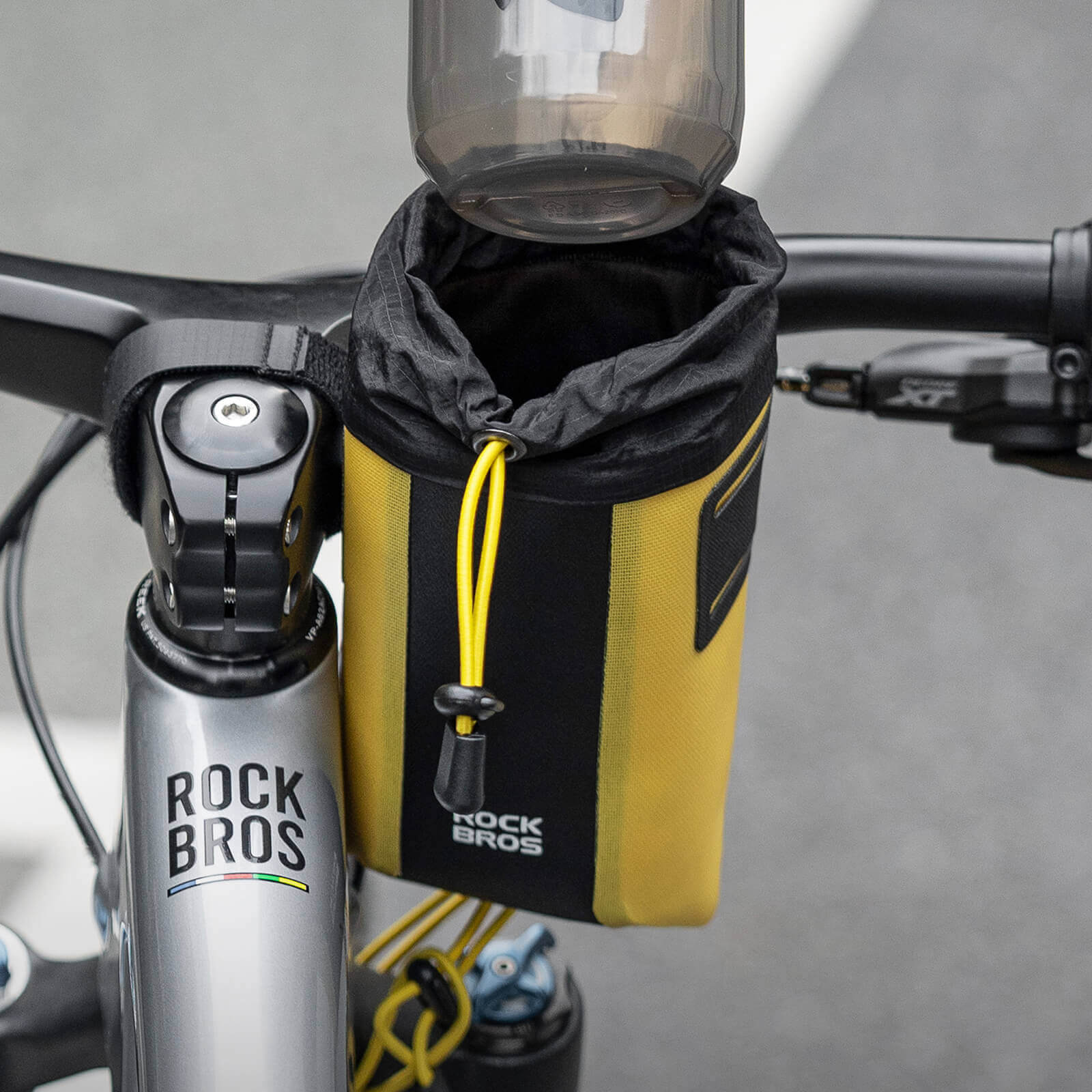 High-Vis Waterproof Bike Bottle Bag with Bungee Closure 1L - Image 4